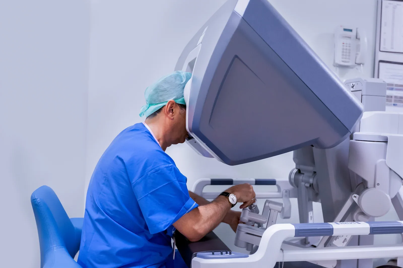 Surgeon operating the da Vinci Robot